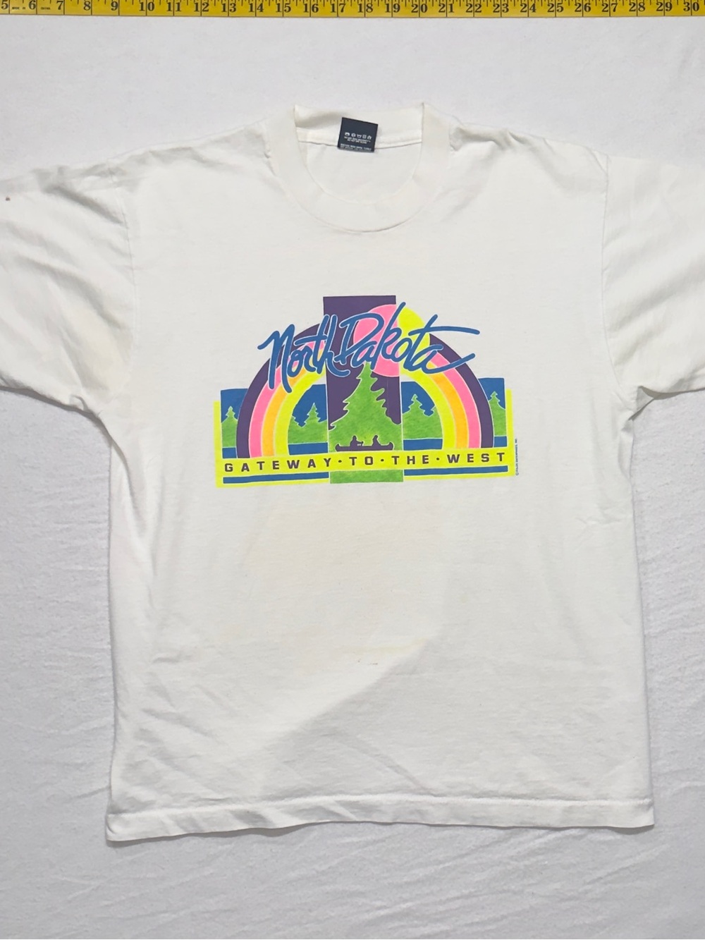 1980 North Dakota White Graphic Tee - Gateway to the West single stitch